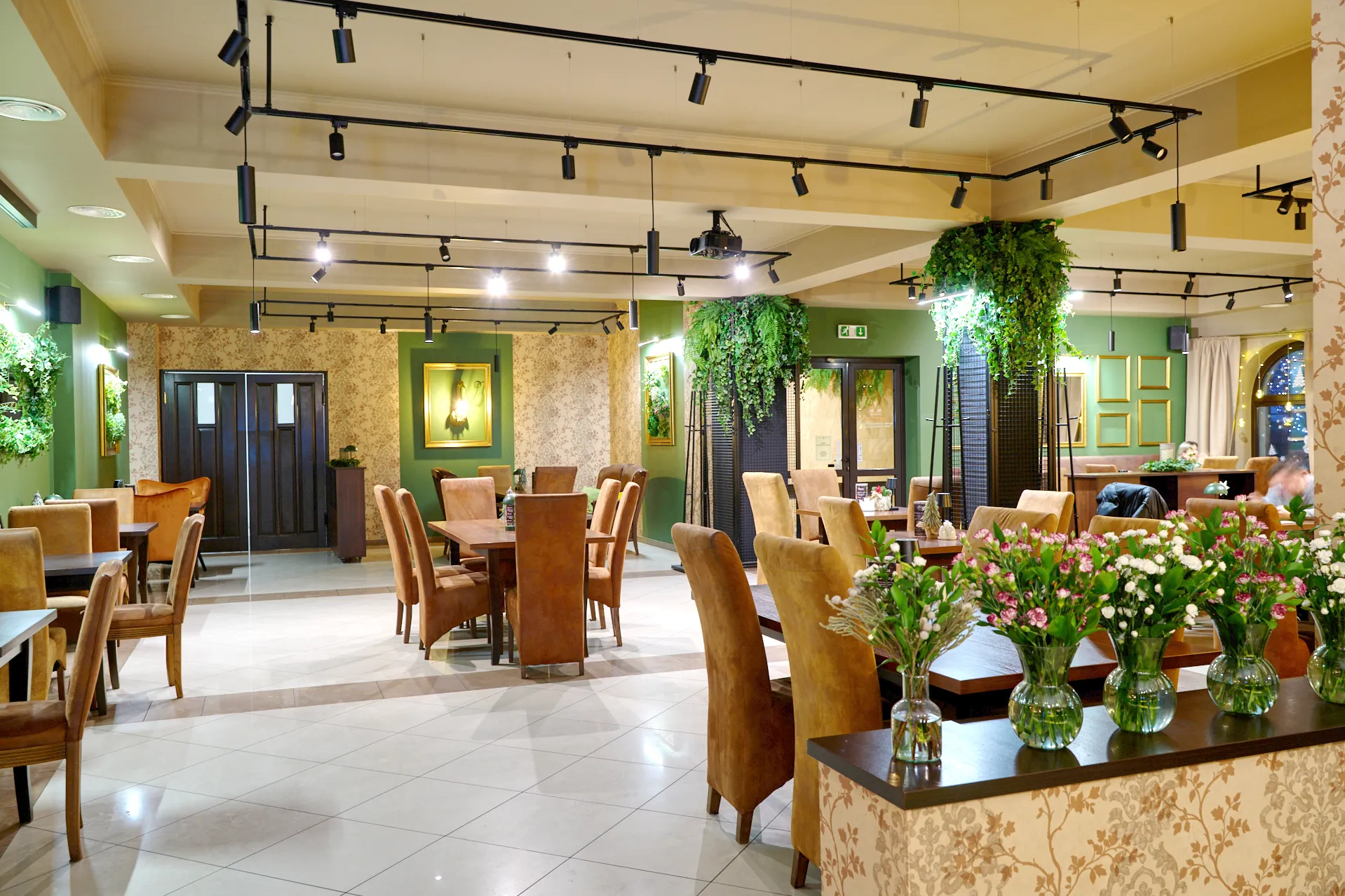 Restauracja Vis à Vis Łańcut — eleganckie wnętrze